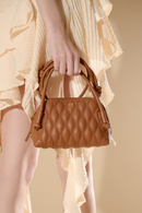 BOLSA PEQUENA EM COURO CARAMELO MATELASSÊ COM ALÇA DE NÓS