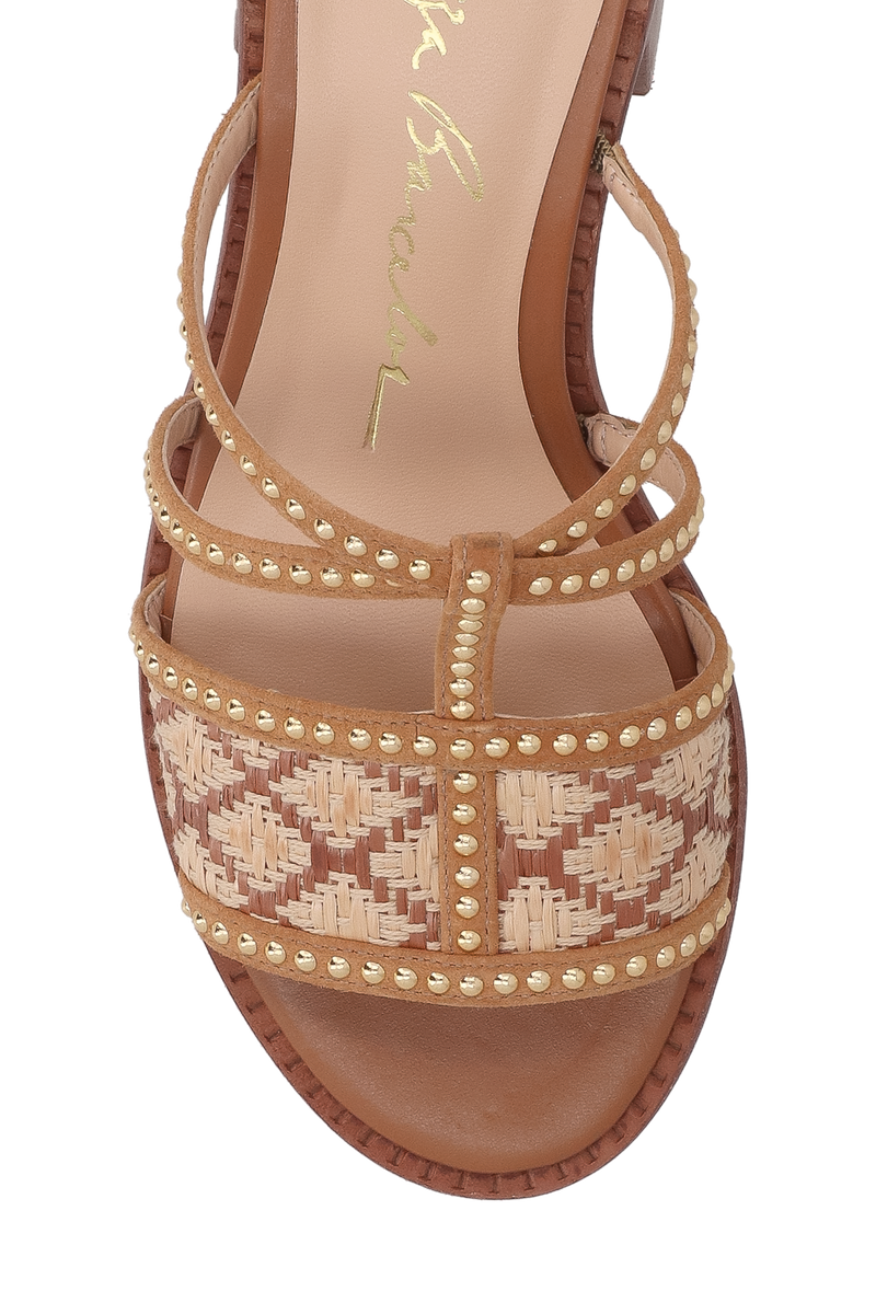 SANDÁLIA EM COURO CARAMELO E PALHA COM SALTO BLOCO MÉDIO