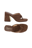 SANDÁLIA DE DEDO EM CAMURÇA MARROM CAFÉ COM SALTO BLOCO TRESSÊ