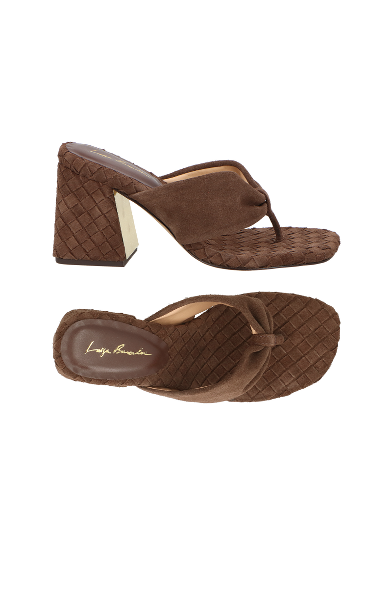 SANDÁLIA DE DEDO EM CAMURÇA MARROM CAFÉ COM SALTO BLOCO TRESSÊ