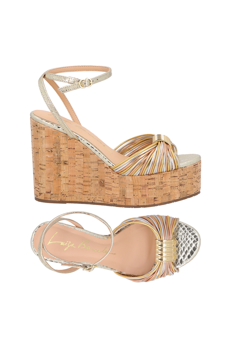 SANDÁLIA PLATAFORMA EM COURO DOURADO COM SOLADO EM CORTIÇA E ENFEITE METÁLICO