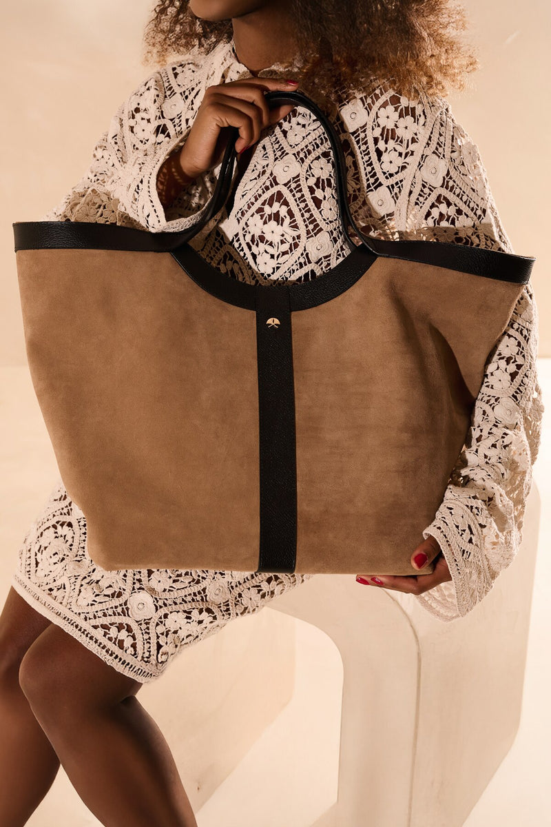 BOLSA GRANDE MINIMALISTA EM CAMURÇA BEGE FENDI E COURO PRETO