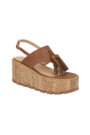 SANDÁLIA PLATAFORMA FLAT EM COURO CARAMELO COM PINGENTE DE TASSEL