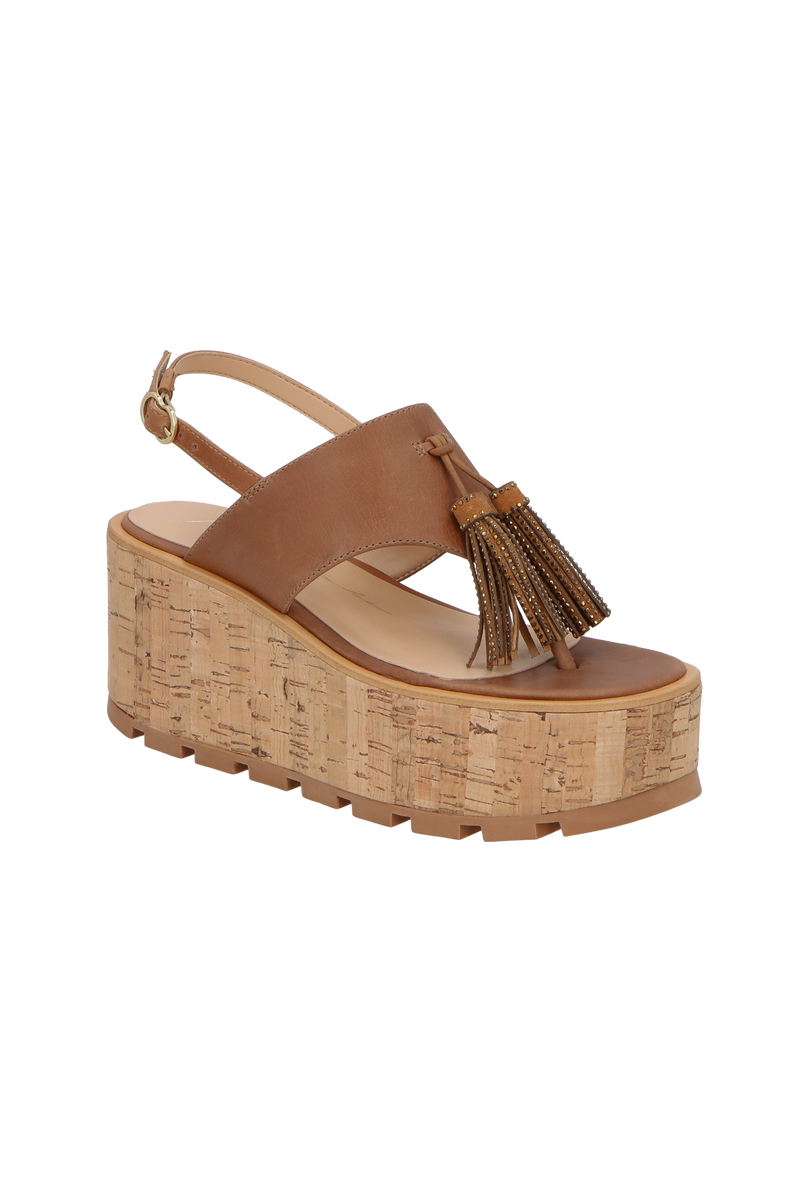 SANDÁLIA PLATAFORMA FLAT EM COURO CARAMELO COM PINGENTE DE TASSEL
