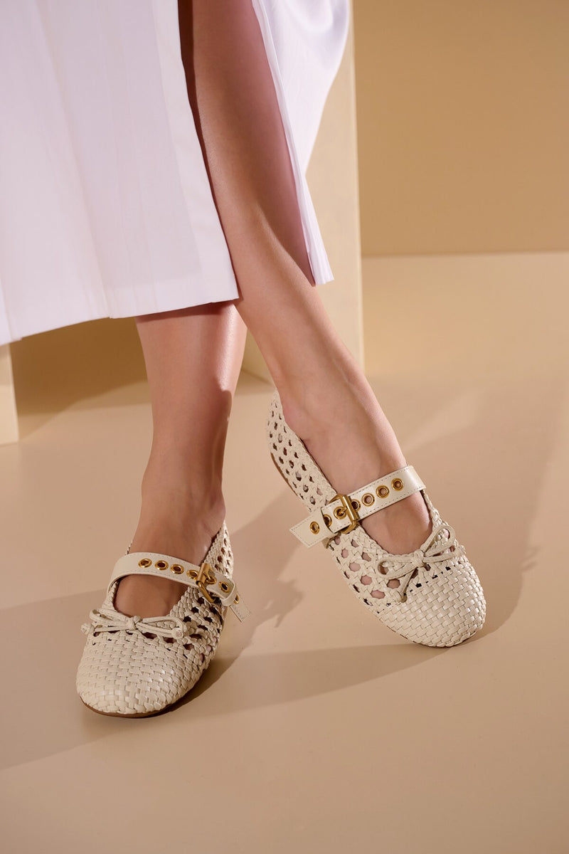 SAPATILHA EM COURO OFF WHITE TRESSÊ COM FIVELA