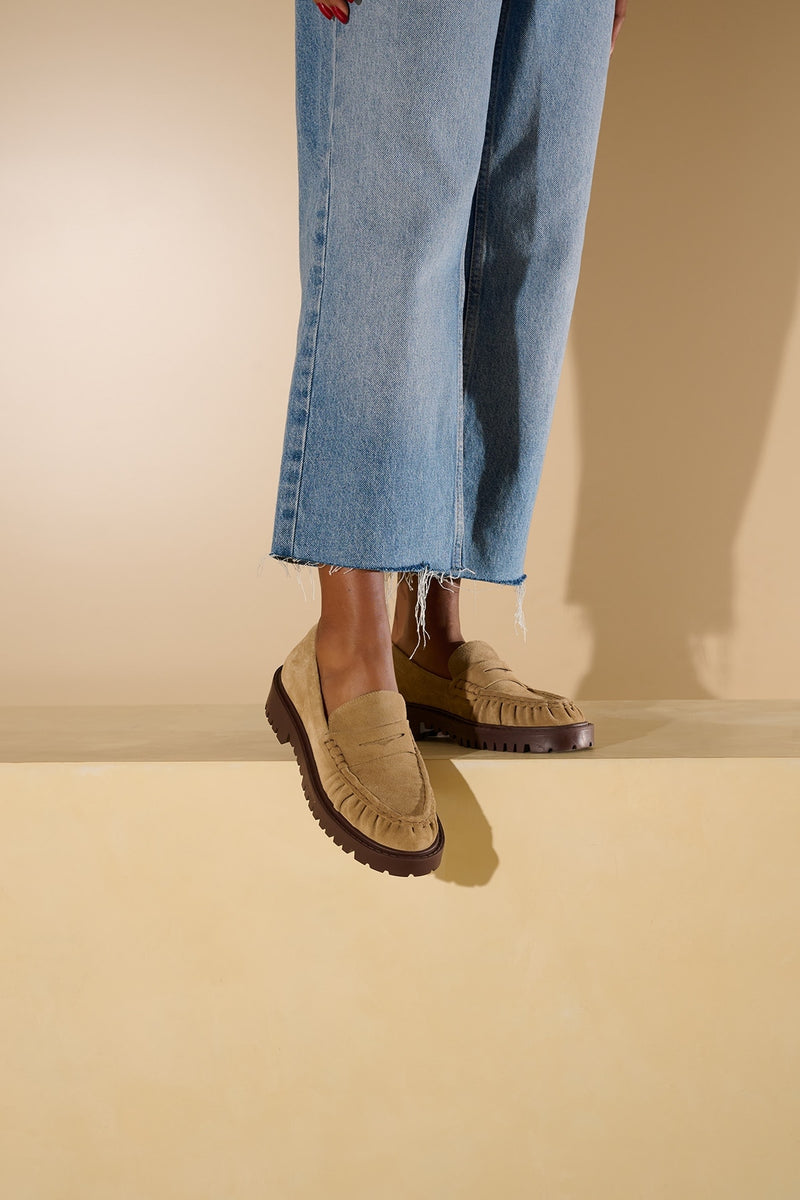 MOCASSIM LOAFER TRATORADO EM CAMURÇA BEGE FENDI